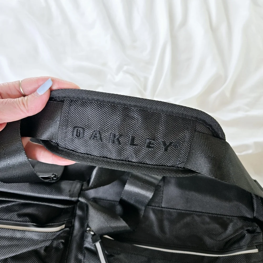 Oakley NWOT Utility Duffel bag 50L blackout hunting fishing hiking